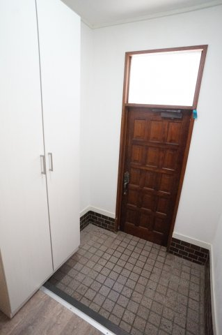 芝山貸家の玄関