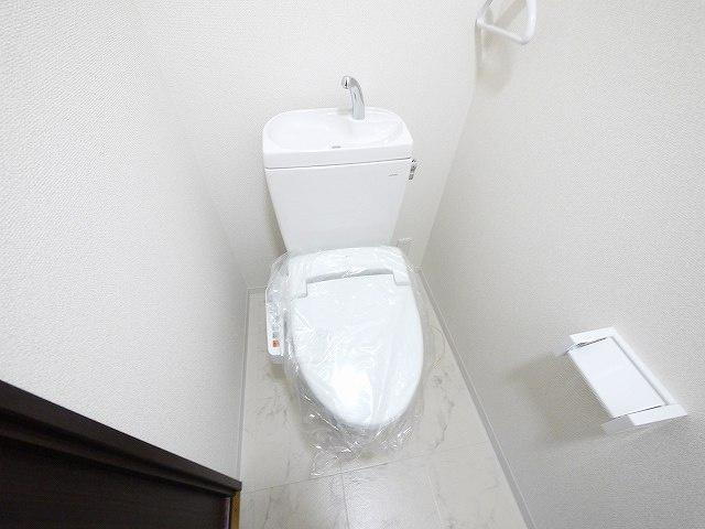 辻村ビル（川原城町）のトイレ|落ち着いた色調のトイレです