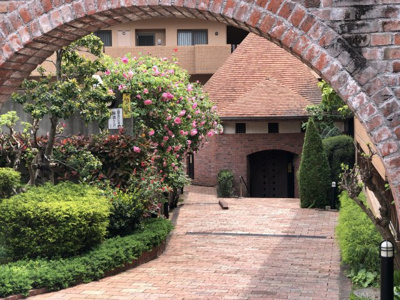 【エントランス】 | アーバンビュー夙川霞町 | 雰囲気のあエントランスには薔薇が綺麗に咲いています。