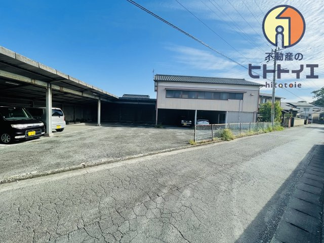 売戸建と月極駐車場収益付きの外観