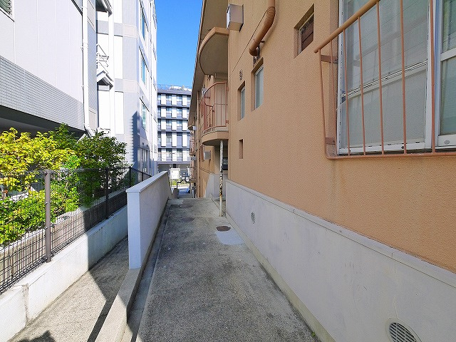 カーサ東生駒のエントランス