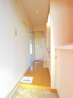 【展望】 | 玄関から室内への景観です！右手にキッチン、正面に浴室、左手に洋室5.3帖のお部屋があります★