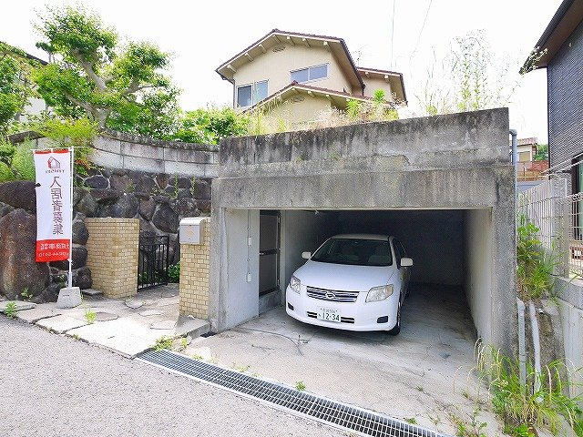 鳥見町２丁目一戸建の駐車場