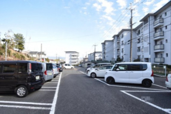 円明寺ヶ丘団地F棟の駐車場