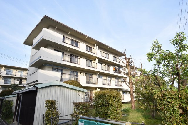 円明寺ヶ丘団地F棟の外観