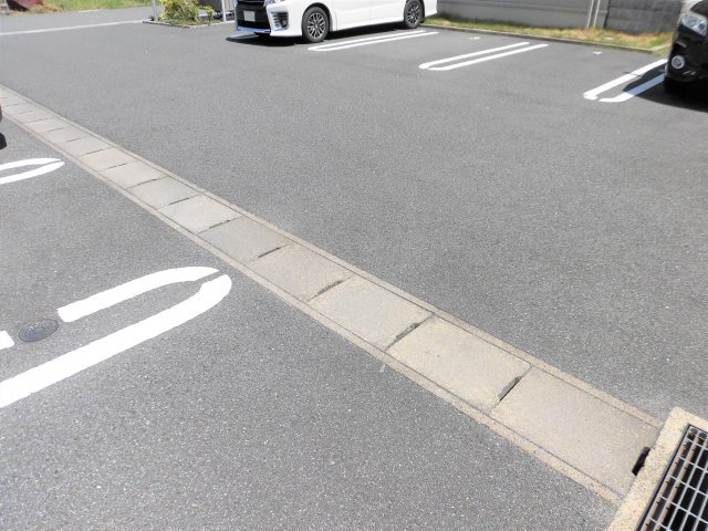 アンレーヴAの駐車場