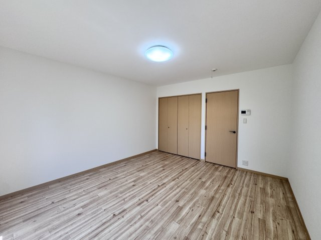 ベルリードミキの洋室|南向きで、明るい　床全面張替え