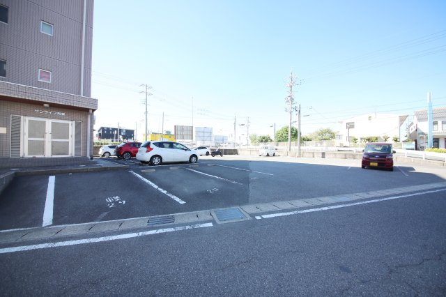 サンライフ有楽の駐車場