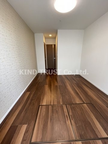 NORTH VILLAGE 伍番館の居間・リビング|こちらのリビングで趣味の時間をお楽しみください