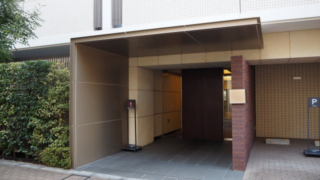 イニシアイオ本蓮沼駅前のエントランス|エントランス前