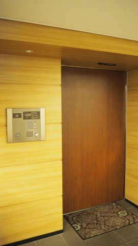 イニシアイオ本蓮沼駅前のエントランス|ダブルオートロックシステムなので、エントランスを通過後に、再度オートロックがあります。