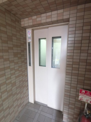 【その他共用部分】 | エスポワール矢口 | お買い物時やベビーカーの出し入れに便利なエレベーター付です。