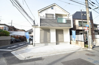 【外観】 | 日々の暮らしをより良いものにするための設備が揃ってます！角地の開放感を是非ともご体感下さい。