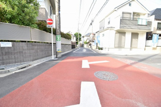【前面道路含む現地写真】 | 閑静な住宅街に立地しており、周辺環境も充実！周辺交通量は少なく小さなお子様にも安心の立地です。