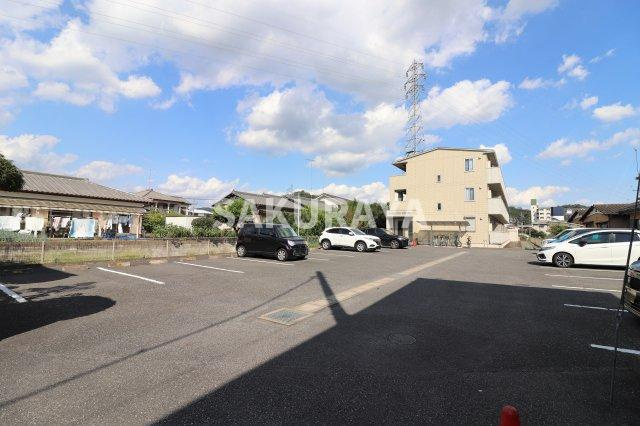 カリンビュー足利の駐車場