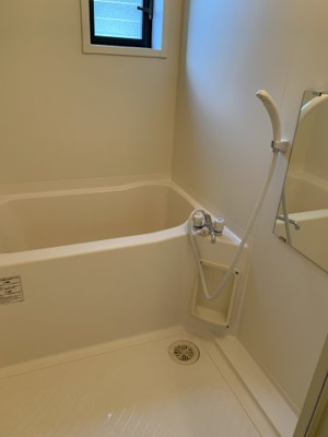 【浴室】 | サンライズ原 | 換気の良い窓付です