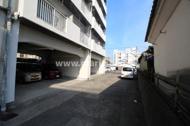 アモント中村の駐車場