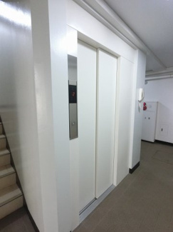 【その他共用部分】 | お買い物時やベビーカーの出し入れに便利なエレベーター付です。