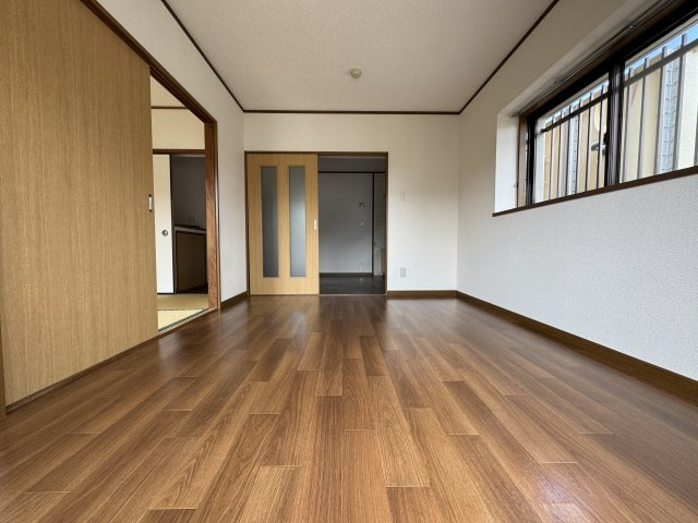 ヴィレッヂ七栄の洋室|南側洋室