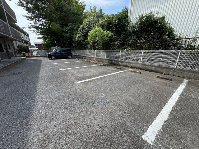 ヴィレッヂ七栄の駐車場