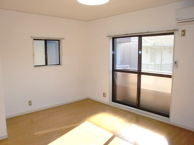 【洋室】 | 2階部分の南西角部屋で明るく陽当りの良いお部屋です。