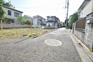 【前面道路含む現地写真】 | 前面道路に車の通行はほとんど御座いませんので、小さなお子様にも安心の立地です。