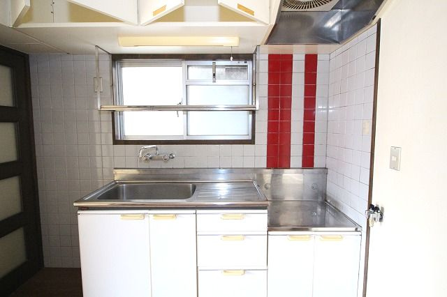 新堀ハイツ3のキッチン|コンパクトなキッチンで掃除もラクラク