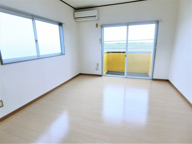 ワイエムハイツ1号棟の洋室