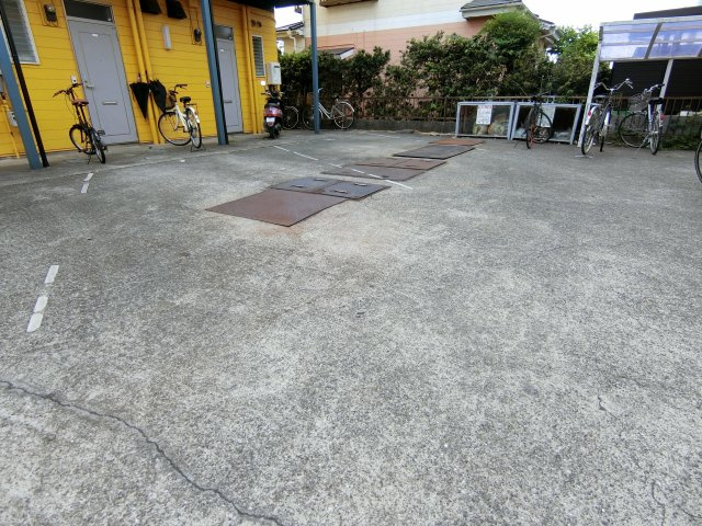 ワイエムハイツ1号棟の駐車場