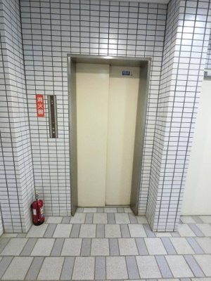 【その他共用部分】 | 平和ビル | お買い物時やベビーカーの出し入れに便利なエレベーター付です。