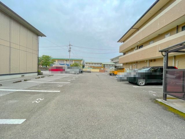 サンコート高見の駐車場|カースペースがあります