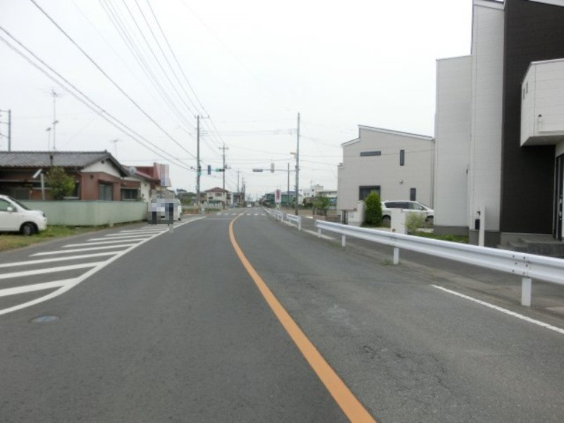鴻巣市松原３丁目の売地の前面道路含む現地写真