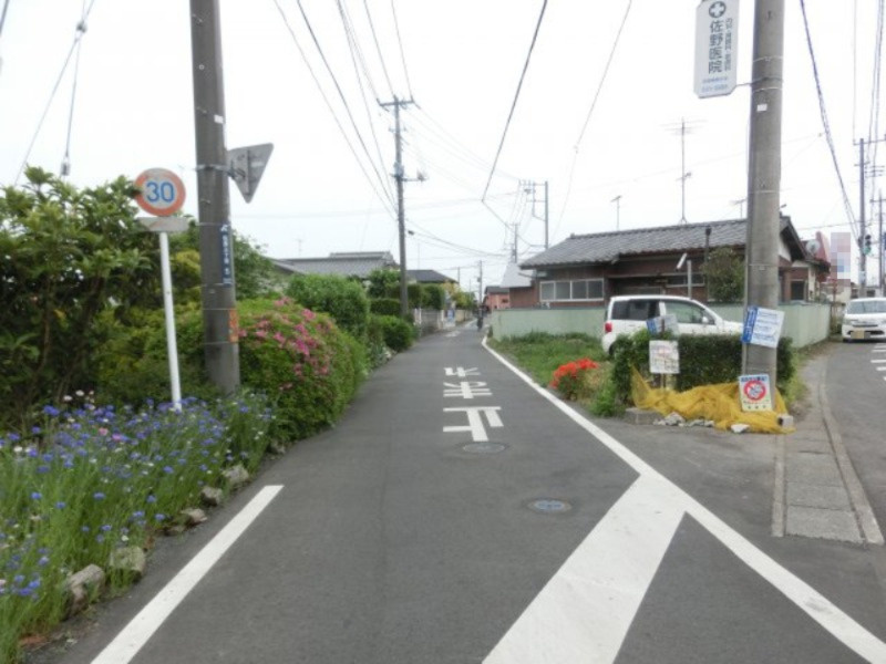鴻巣市松原３丁目の売地の前面道路含む現地写真