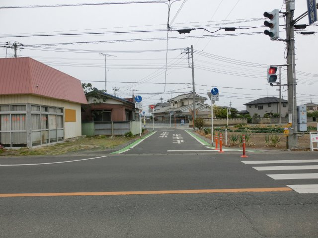 鴻巣市松原３丁目の売地の前面道路含む現地写真|物件は左側です。