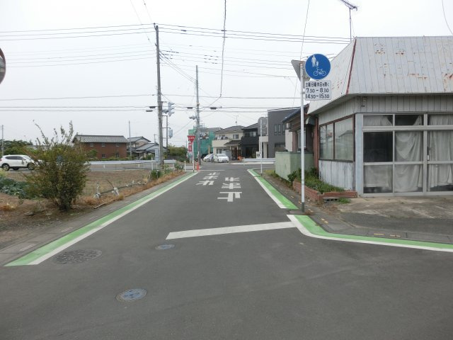 鴻巣市松原３丁目の売地の前面道路含む現地写真
