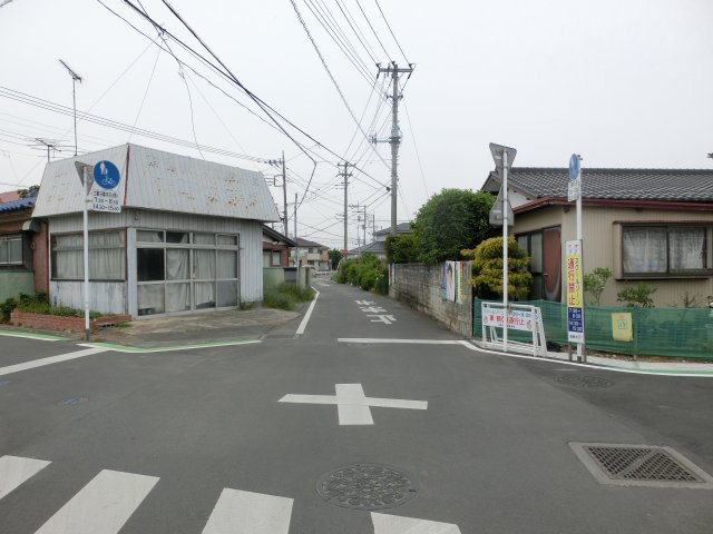 鴻巣市松原３丁目の売地の前面道路含む現地写真
