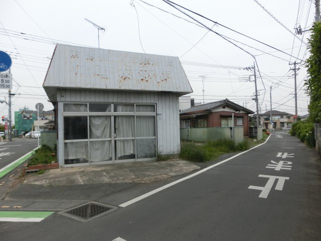 鴻巣市松原３丁目の売地の前面道路含む現地写真
