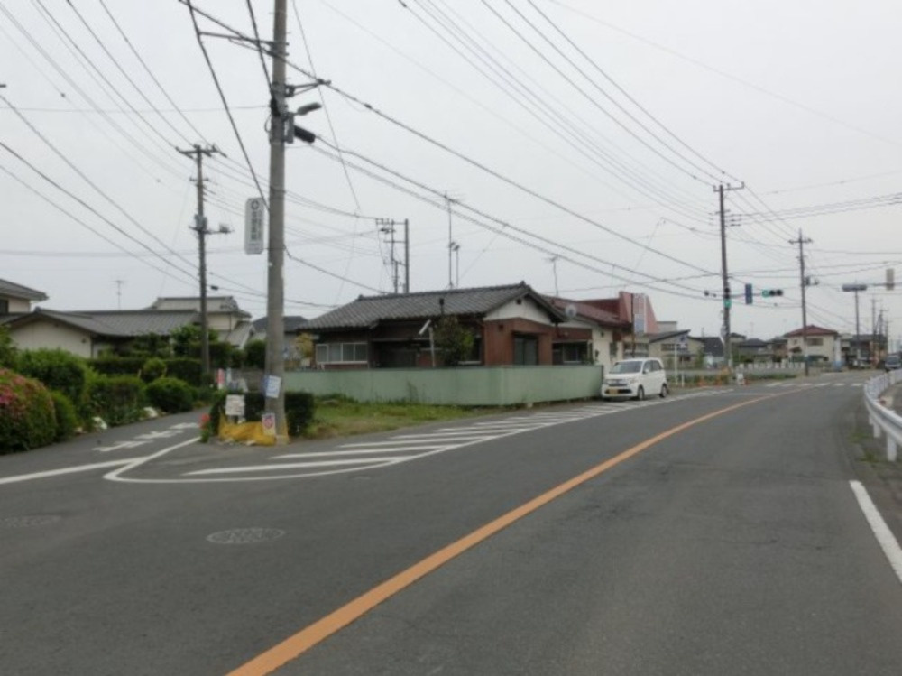 鴻巣市松原３丁目の売地の前面道路含む現地写真