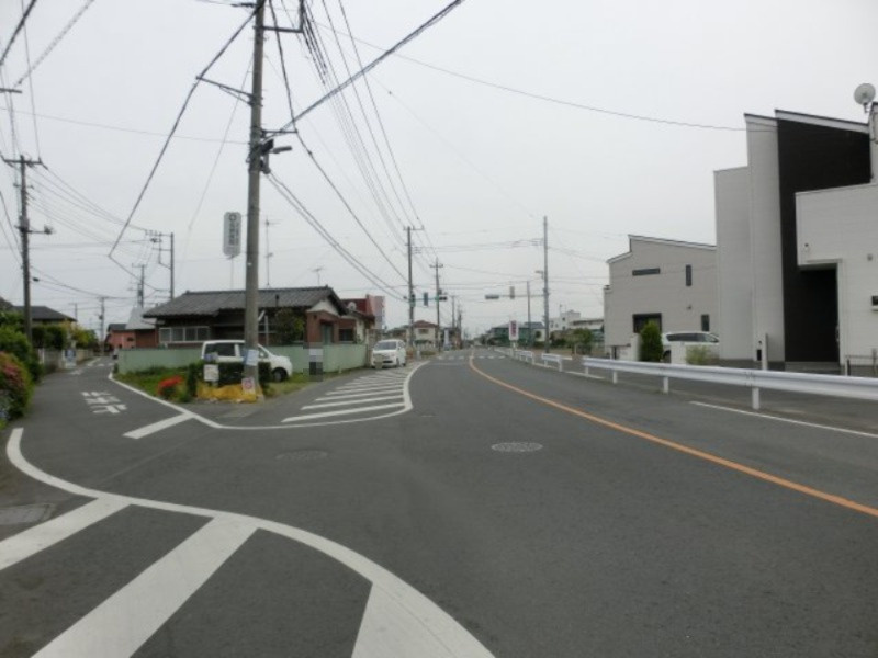 鴻巣市松原３丁目の売地の前面道路含む現地写真