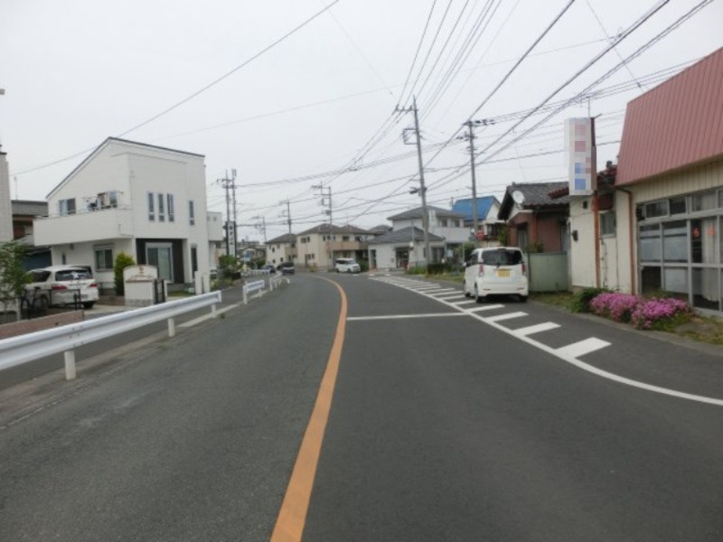 鴻巣市松原３丁目の売地の前面道路含む現地写真|物件は右側です。