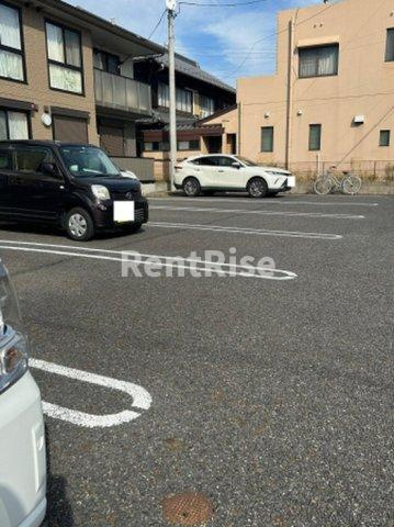 モン.ソレイユの駐車場