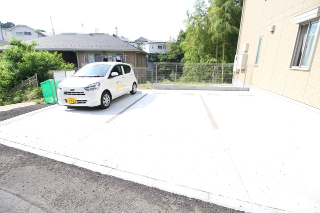 フィオーレC棟の駐車場