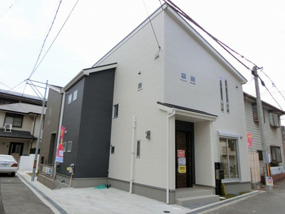 【外観】 | 豊中市岡町南3丁目　新築一戸建 | 【同社施工写真】
日当たり良好♪駐車スペースもしっかり確保♪