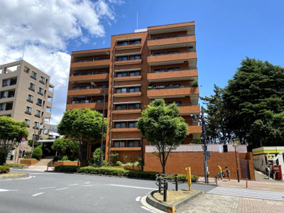 【外観】 | マンション中野氷川台 | 南側は氷川公園となっており緑豊かな眺望をお楽しみいただけます。