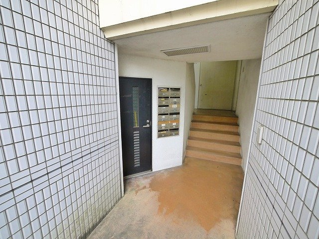 コンフォート三条のエントランス