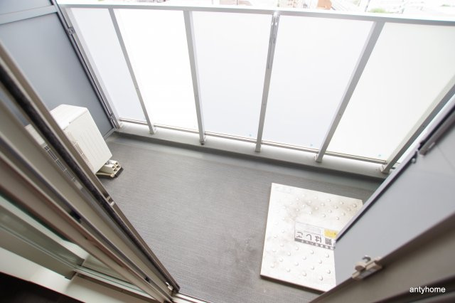 コンフォリア江坂　仲介手数料無料のバルコニー