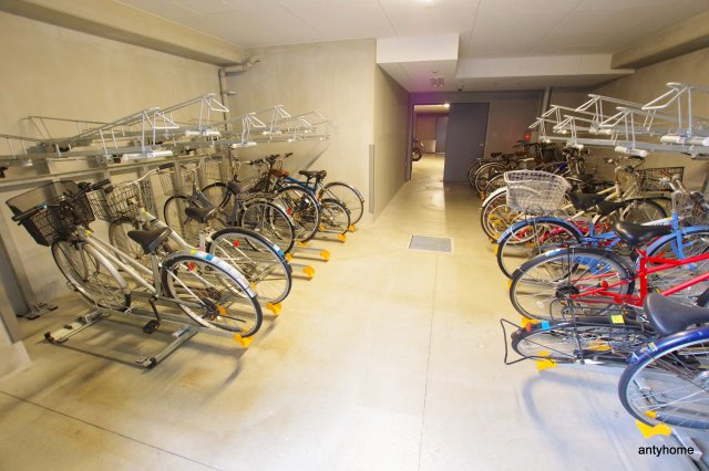 コンフォリア江坂　仲介手数料無料の駐車場