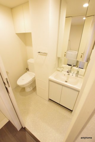 コンフォリア江坂　仲介手数料無料の洗面所