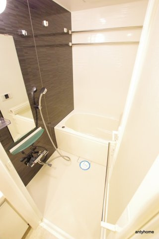 コンフォリア江坂　仲介手数料無料の浴室