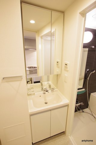 コンフォリア江坂　仲介手数料無料の洗面所